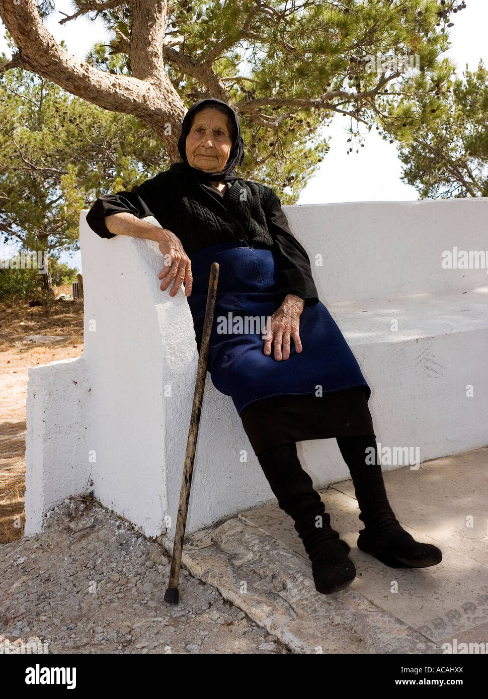 Une vieille femme Crète, reposant sur un banc, Achlia, Crète, Grèce Banque D'Images