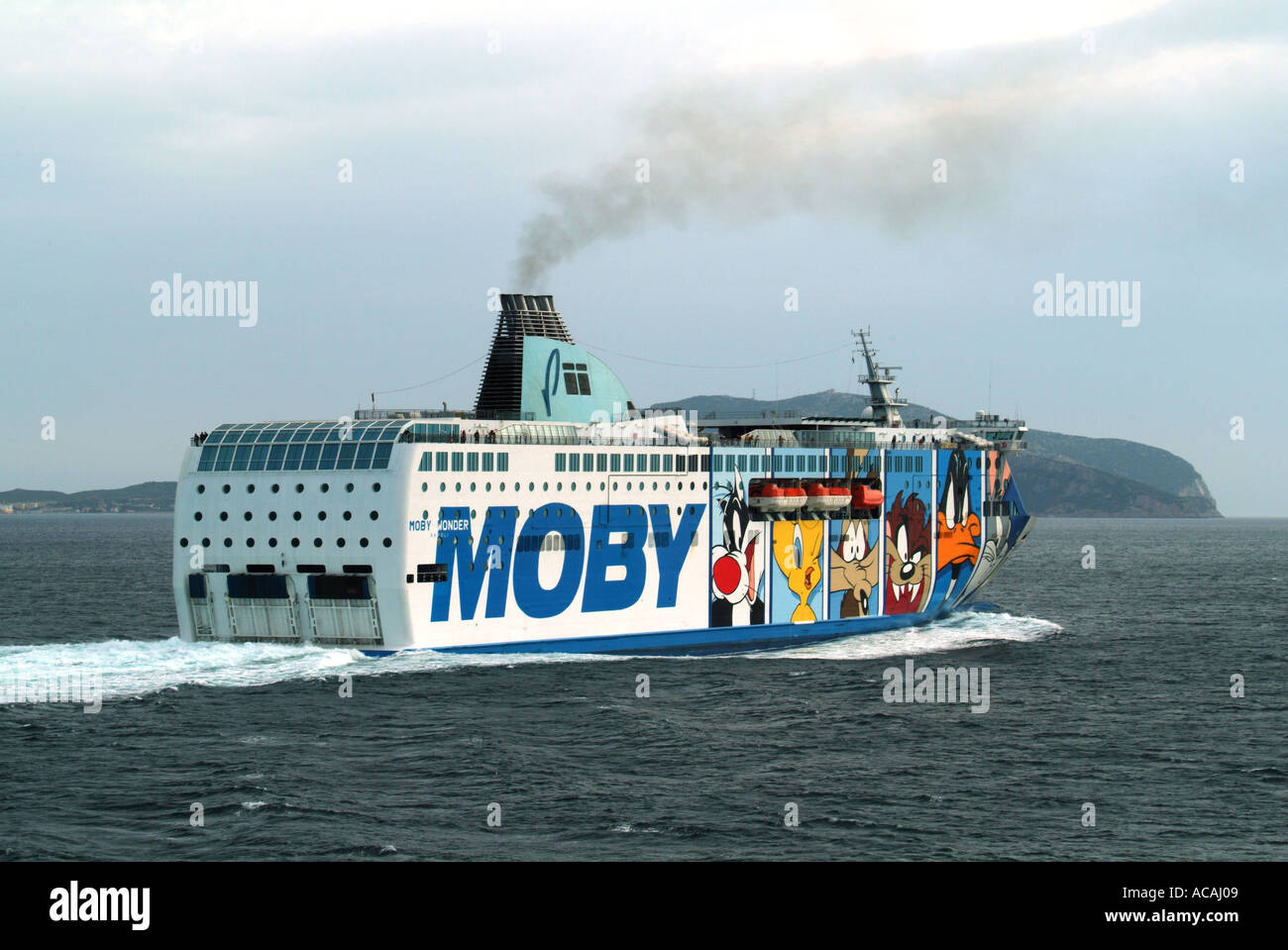 Olbia Sardaigne Moby Lines Ferry Wonder couverts dans les graphiques au départ Banque D'Images