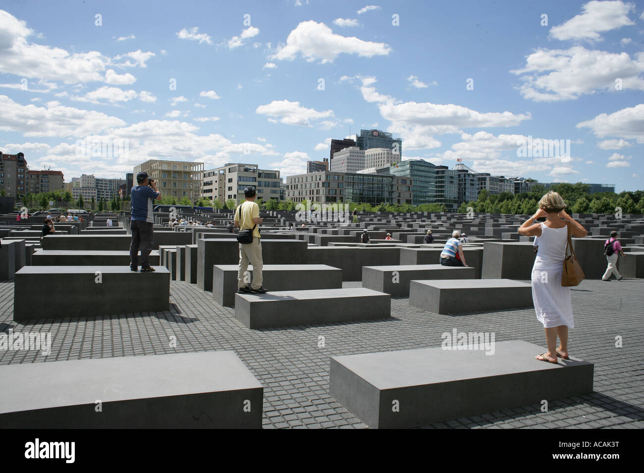 Les visiteurs du Mémorial de l'Holocauste à Berlin, Allemagne, Europa Banque D'Images