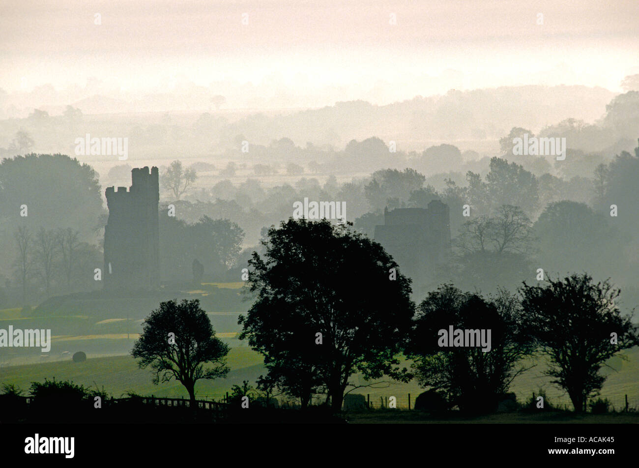Helmsley Castle sur un automne misty dawn Helmsley North Yorkshire Angleterre UK Banque D'Images