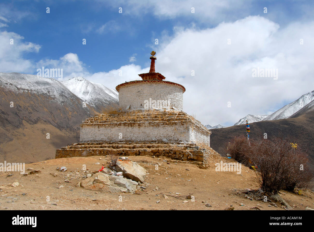 Le bouddhisme tibétain le monastère de Réting stupa blanc Tibet Chine Banque D'Images