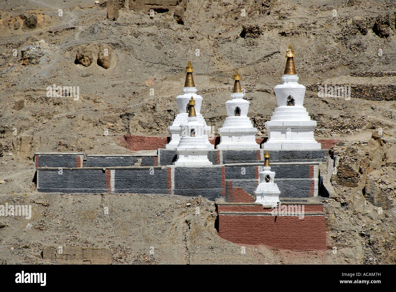 Le bouddhisme tibétain stupas blancs et gris avec des murs peints en rouge sombre Monastère Sakya Tibet Chine Banque D'Images