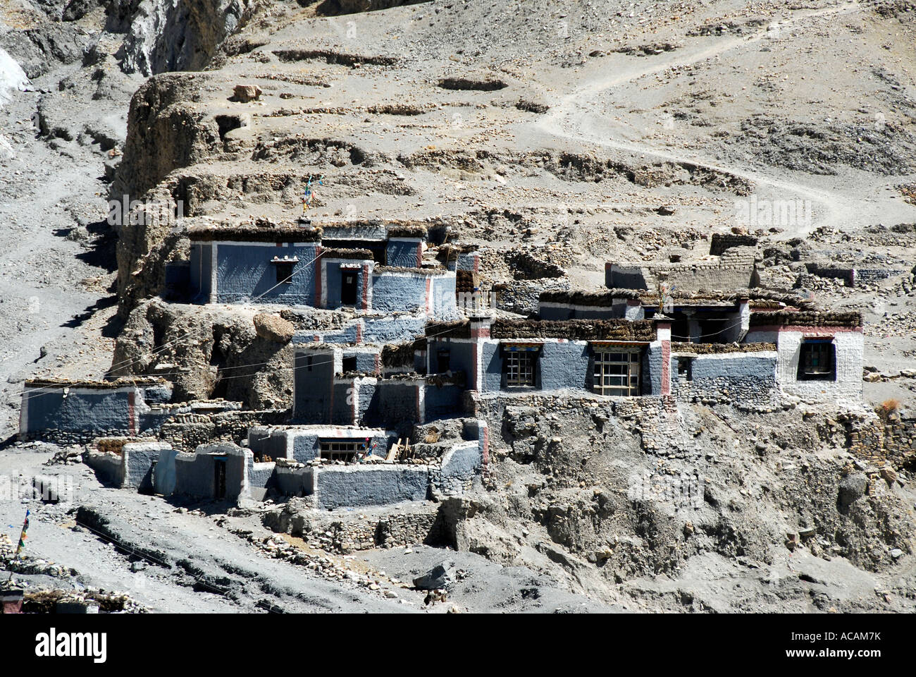 Maisons d'un rouge foncé et gris avec des murs peints Monastère Sakya Tibet Chine Banque D'Images
