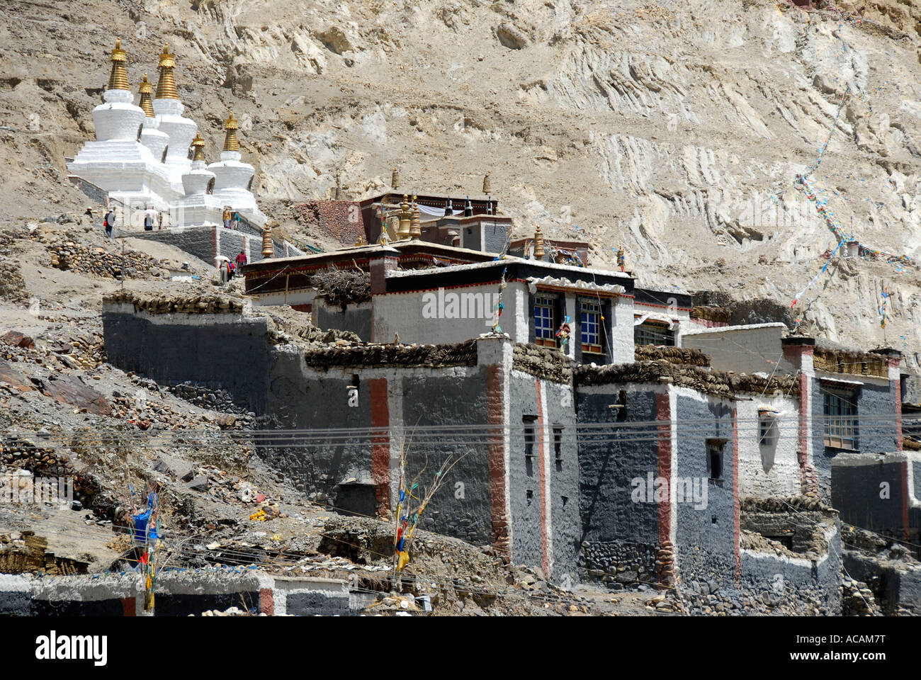 Le bouddhisme tibétain bâtiment administratif Schönberg-est côté avec des maisons privées en gris et rouge foncé des murs peints Monastère Sakya Tibet Chine Banque D'Images