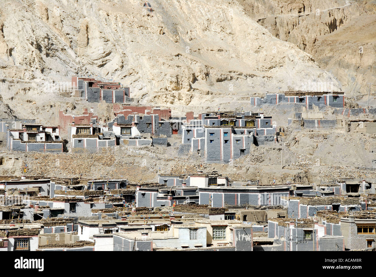 Maisons traditionnelles de la vieille ville avec du gris foncé et des murs peints en rouge à la pente de montagne monastère Sakya Tibet Chine Banque D'Images