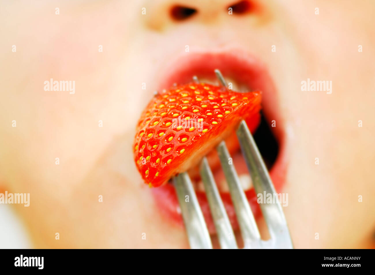 Enfant de manger une fraise Banque D'Images
