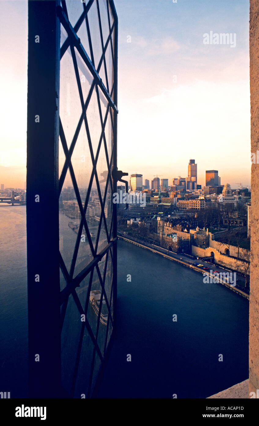 Années 1980 Londres archive image lumière au plomb Tower Bridge s'ouvre pour voir la ville de Londres au coucher du soleil Londres Angleterre Banque D'Images