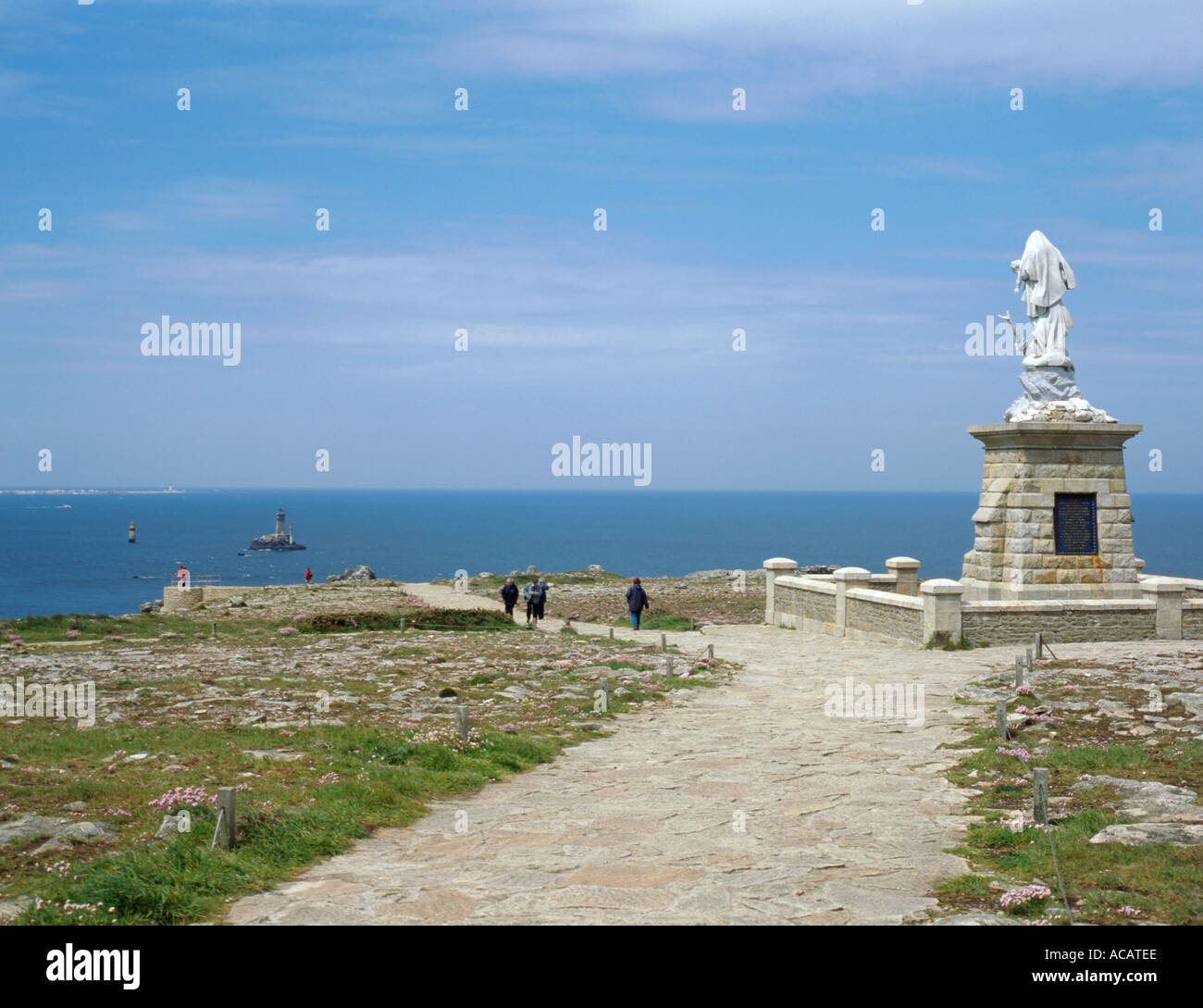 Notre Dame des naufragés, Pointe du Raz à l'Ile de Sein au loin, Bretagne (Bretagne), France. Banque D'Images