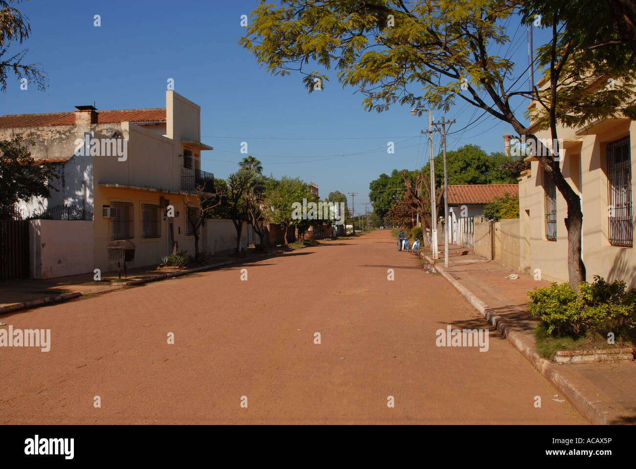 Rue rouge vide dans la chaleur du midi, Concepcion, Paraguay Banque D'Images