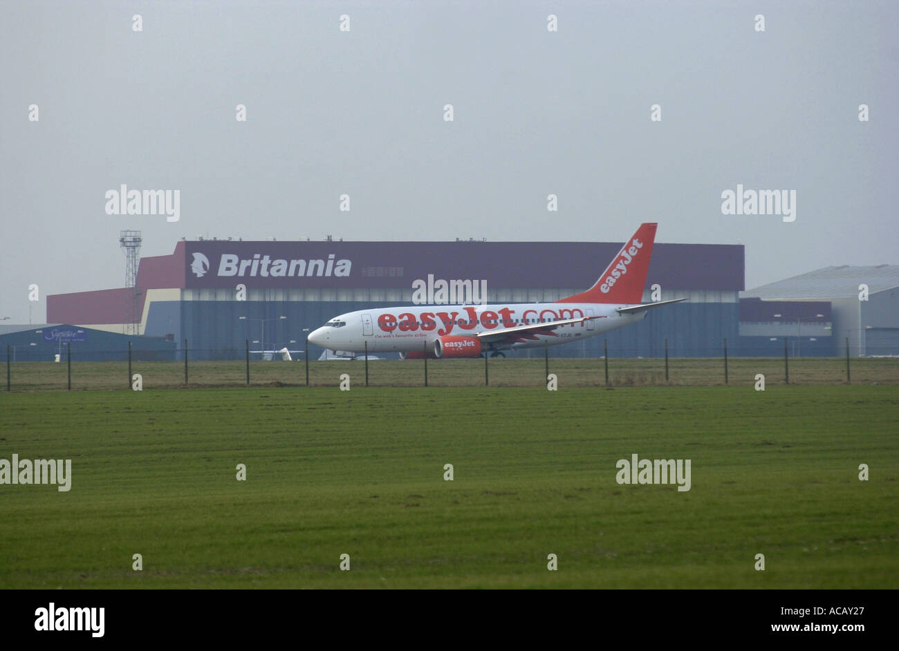 Easyjet Boeing des taxis le long de la piste à l'aéroport de Luton UK Banque D'Images