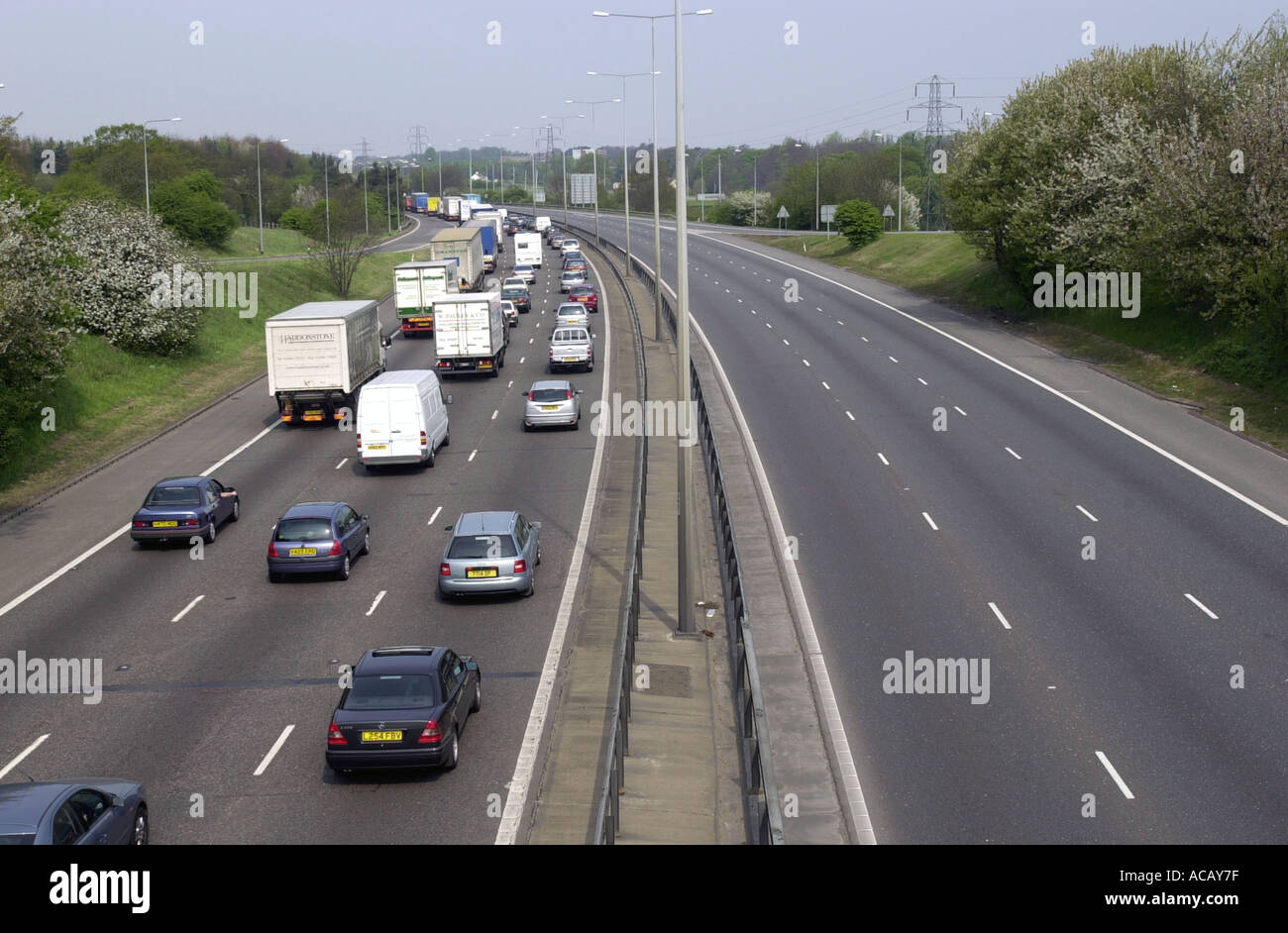 Un fort trafic sur l'autoroute M1 northbound avec peu de voitures sur la chaussée opposée uk Banque D'Images