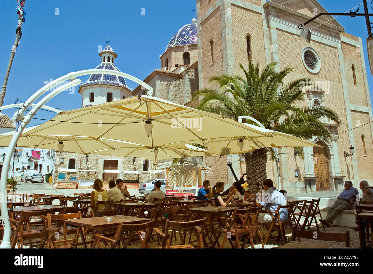 Voir l'église de la Virgen del Consuelo Notre Dame de Consolation la Plaza del Convento Vieille Ville Altea Espagne Valencia de cafe dans square Banque D'Images