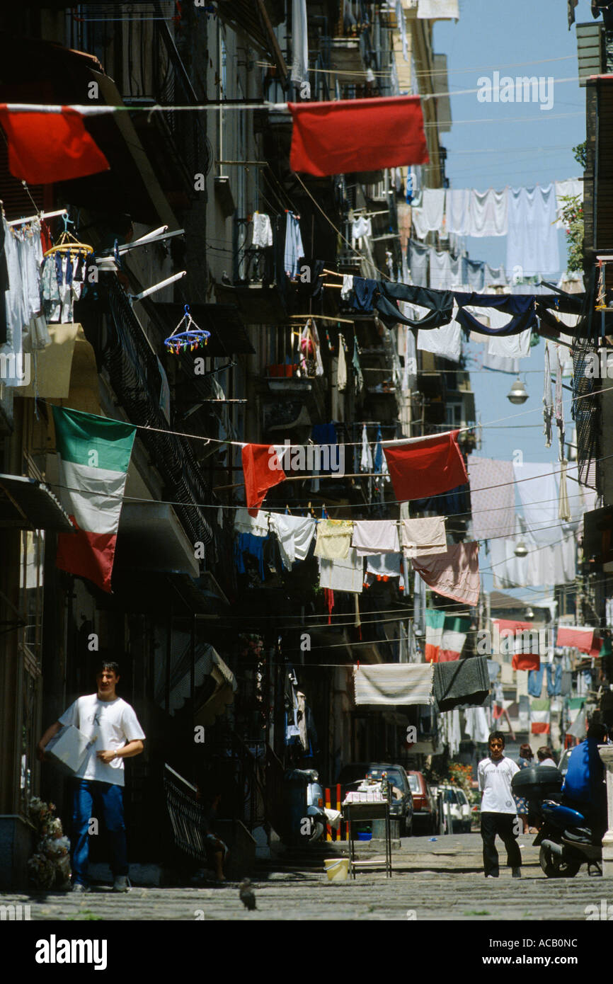 Naples Italie lave et drapeaux ornent les rues de l'ancien quartier de pêcheurs de Pallonetto Banque D'Images