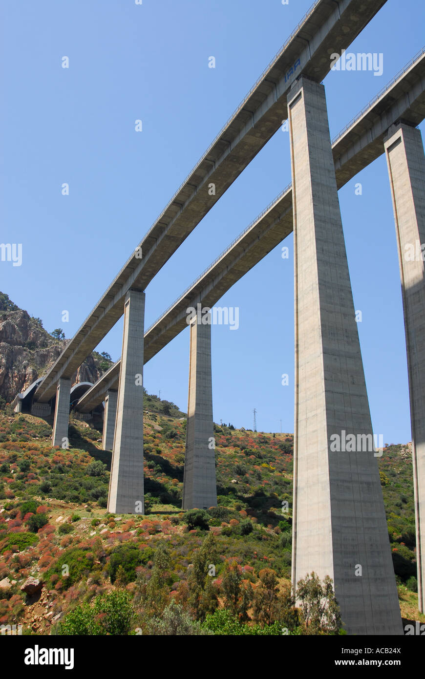 Le spectaculaire A20 Autostrada, ponts, tunnels de grande longueur et de paysages incroyables font de cette route une grande route à travers la Sicile Banque D'Images