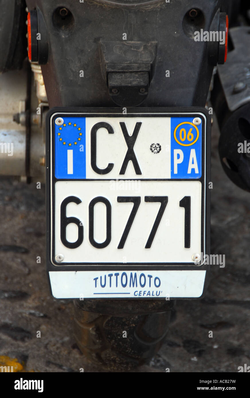 La plaque d'immatriculation italienne sur un cyclomoteur sicilienne Photo  Stock - Alamy