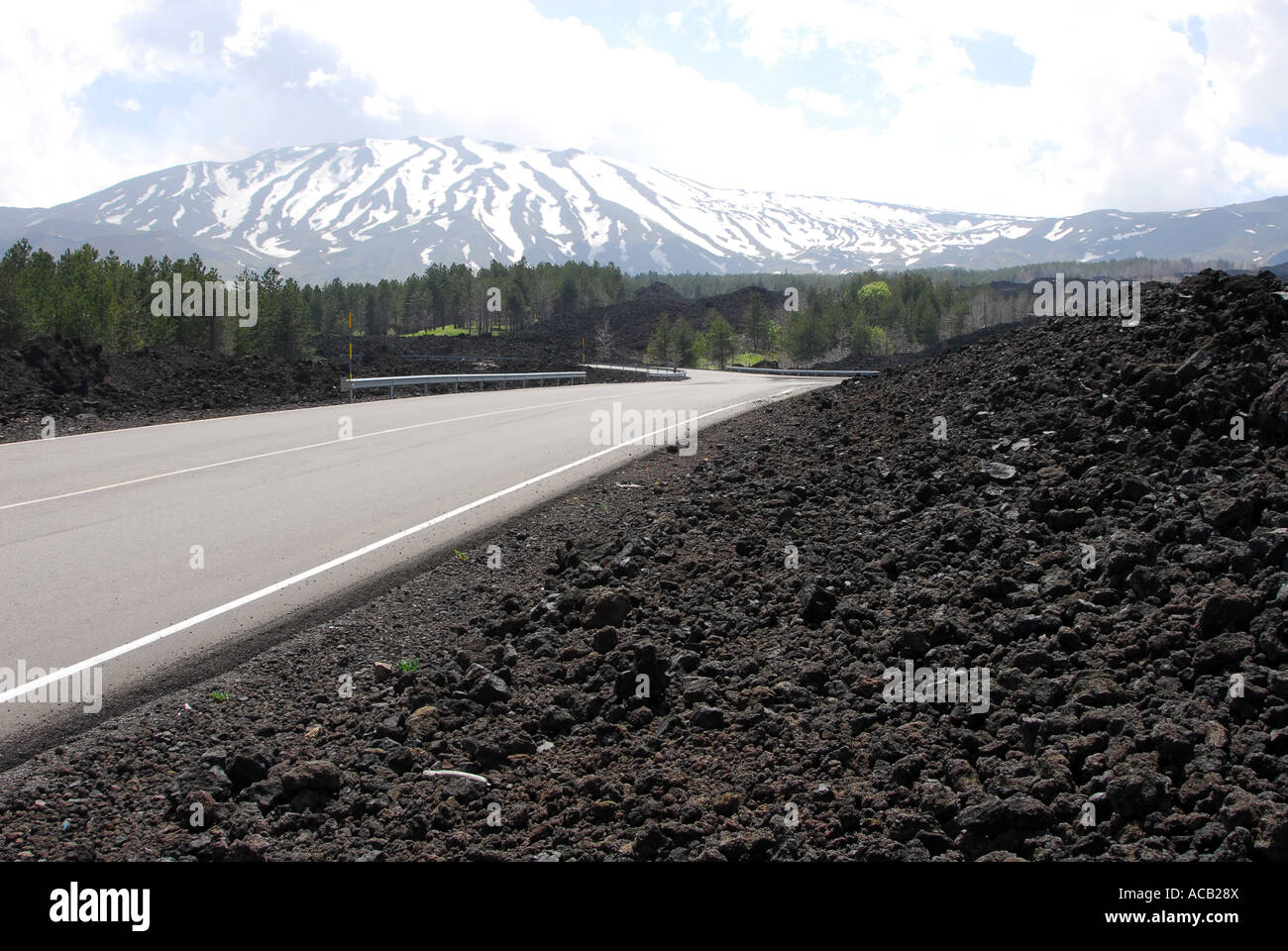 Route à travers lave durcie sur le chemin vers le sommet de l'Etna Banque D'Images