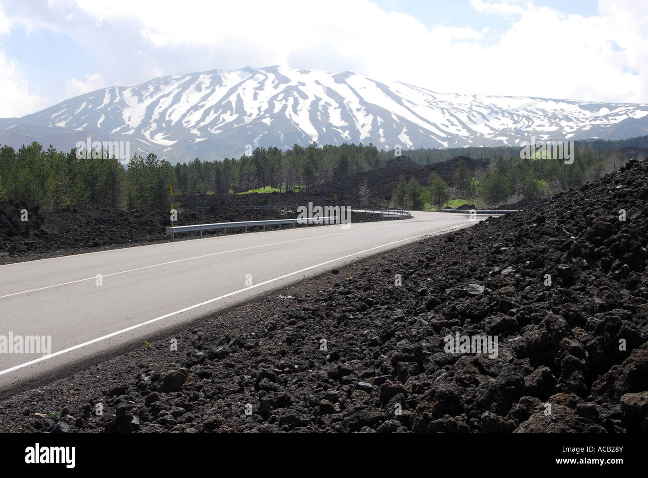 Route à travers lave durcie sur le chemin vers le sommet de l'Etna Banque D'Images