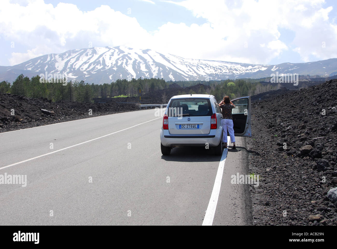 Location arrêté pour regarder sur la route jusqu'au bas des pentes de l'Etna Banque D'Images