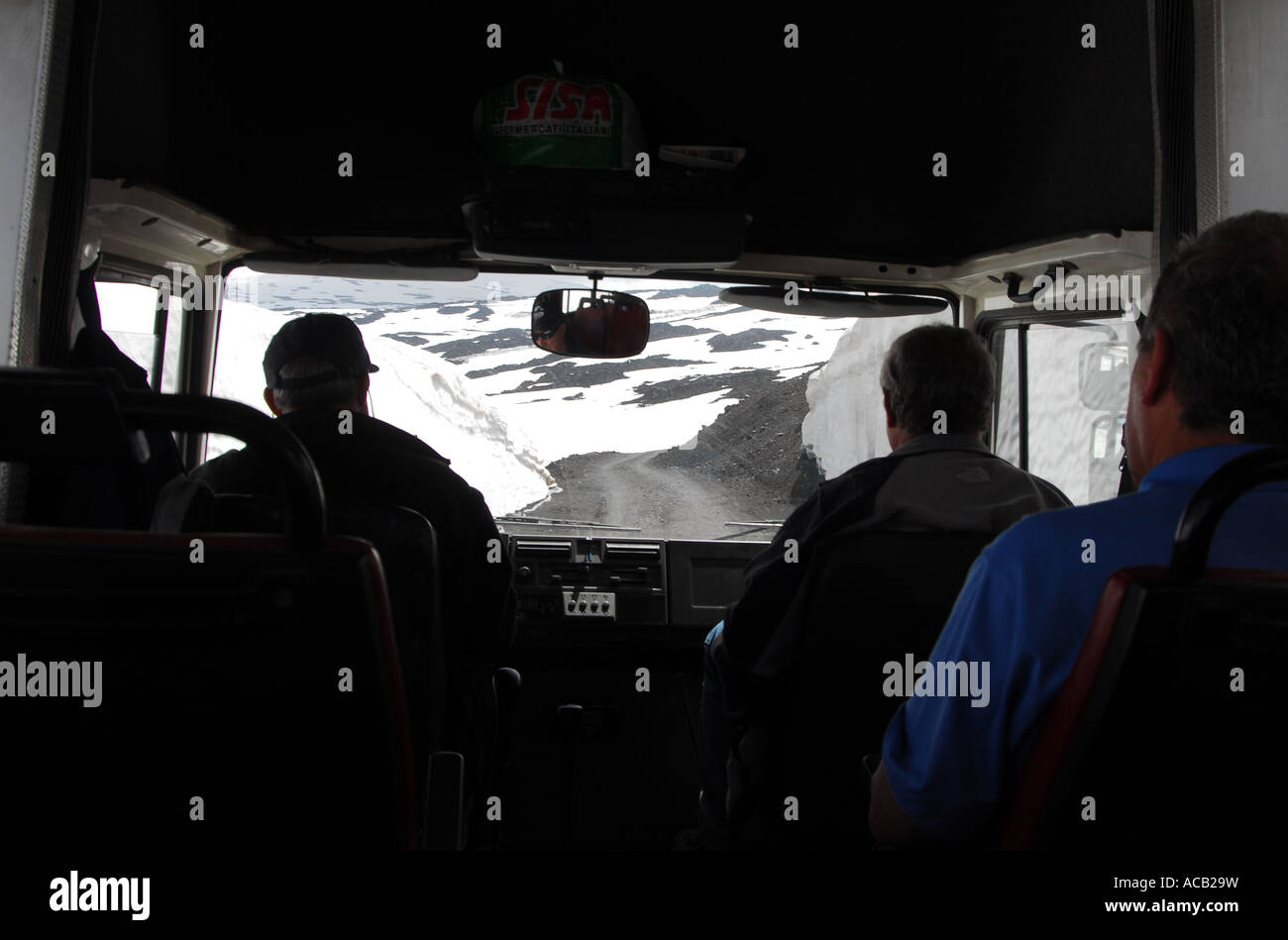 Tomassini Mercedes 4x4, bus qui se hisse jusqu'aux pistes de l'Etna chargé avec les touristes Banque D'Images