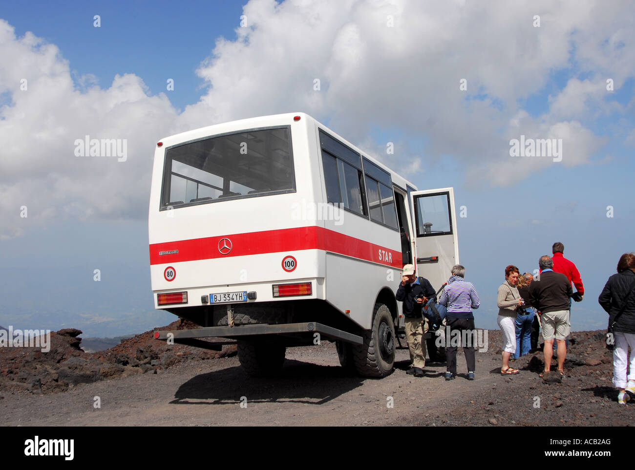 Tomassini Mercedes 4x4, bus qui se hisse jusqu'aux pistes de l'Etna chargé avec les touristes Banque D'Images