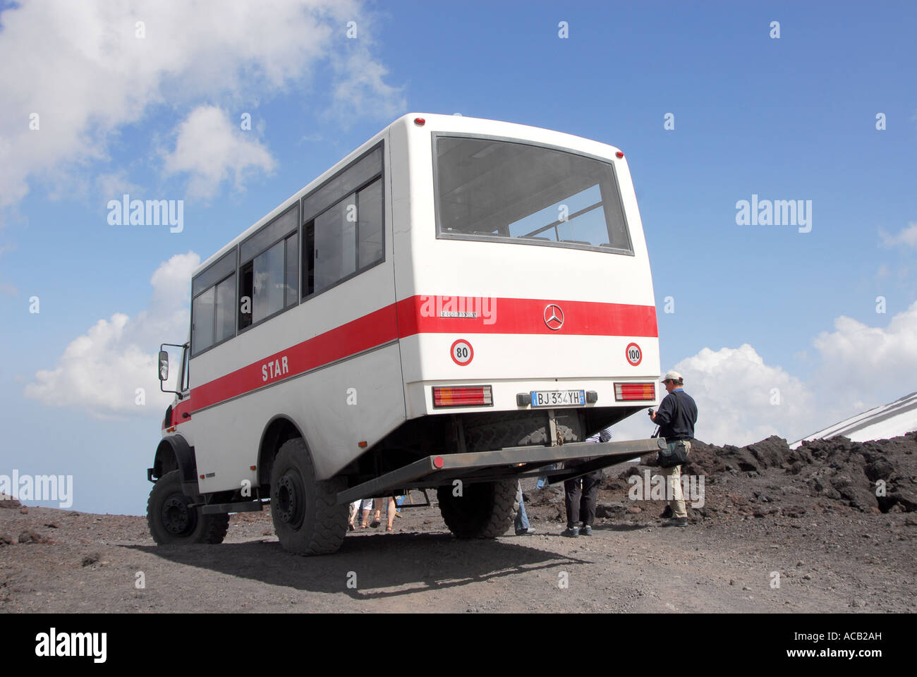 Tomassini Mercedes 4x4, bus qui se hisse jusqu'aux pistes de l'Etna chargé avec les touristes Banque D'Images