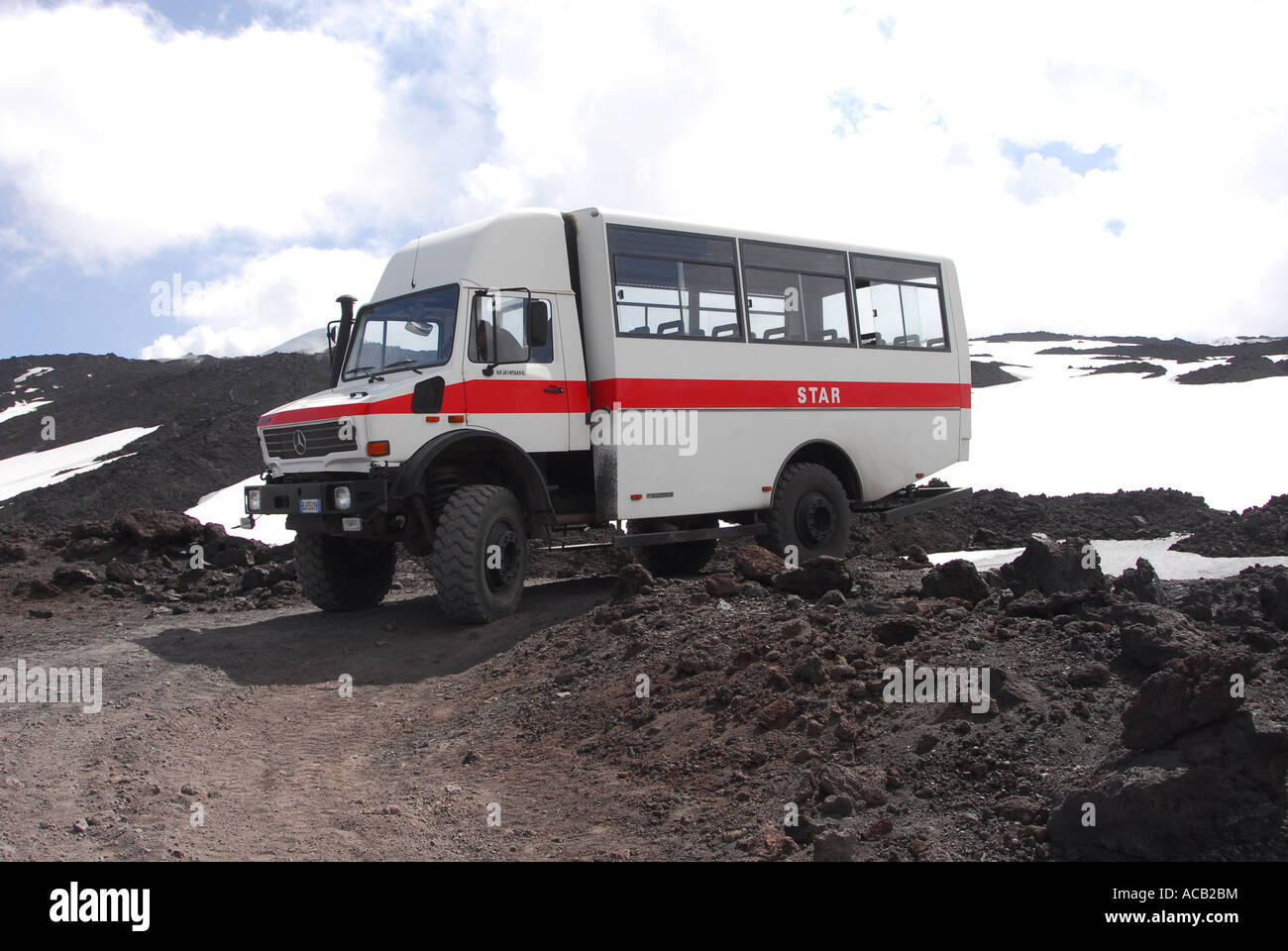 Tomassini Mercedes 4x4, bus qui se hisse jusqu'aux pistes de l'Etna chargé avec les touristes Banque D'Images
