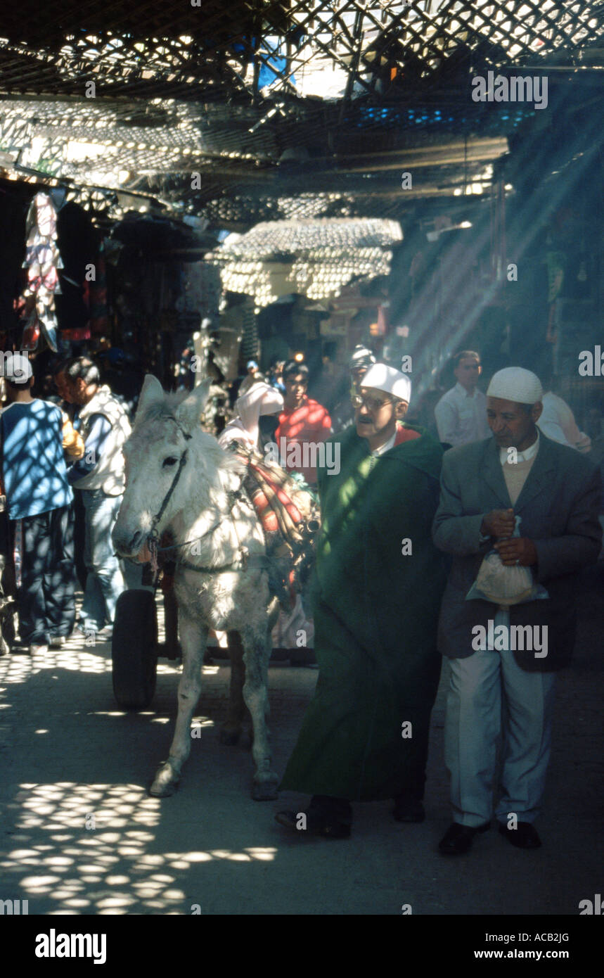 Scène de rue à baldaquin dans le souk medina, Fes el bal, Fes, Maroc, Afrique du Nord Banque D'Images