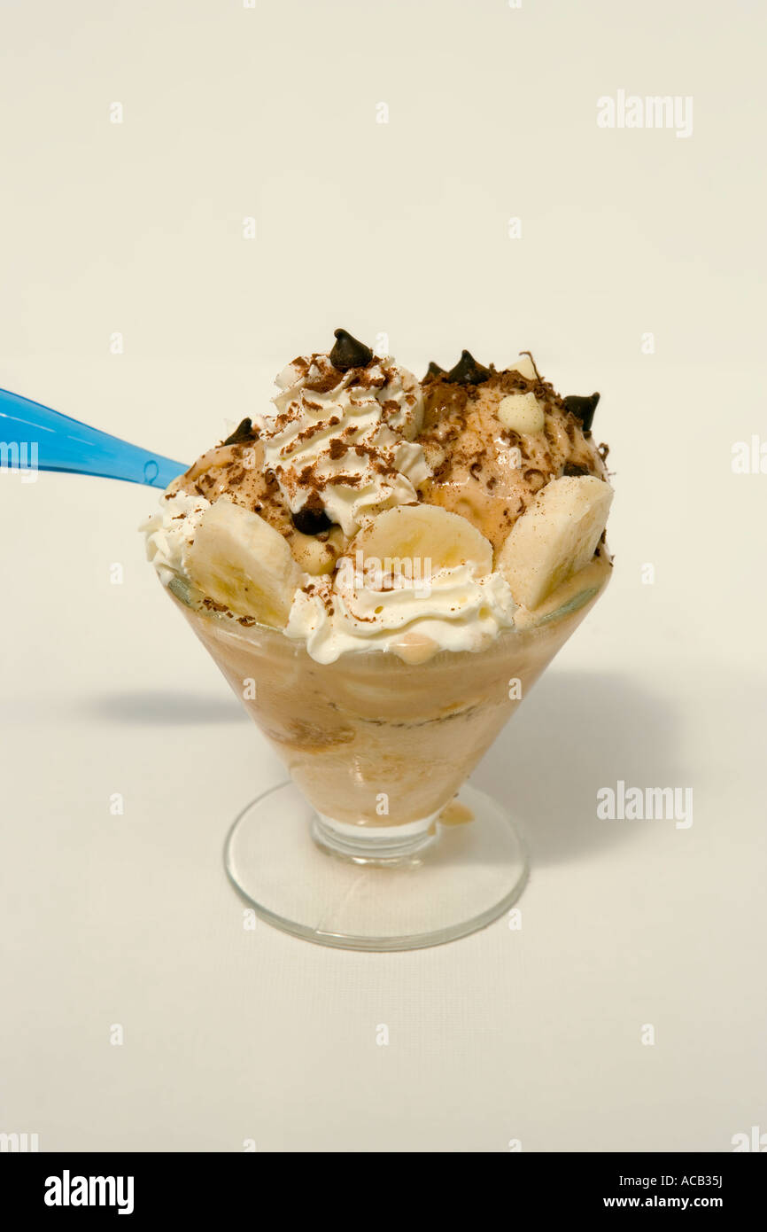La crème glacée au chocolat sur fond blanc Banque D'Images