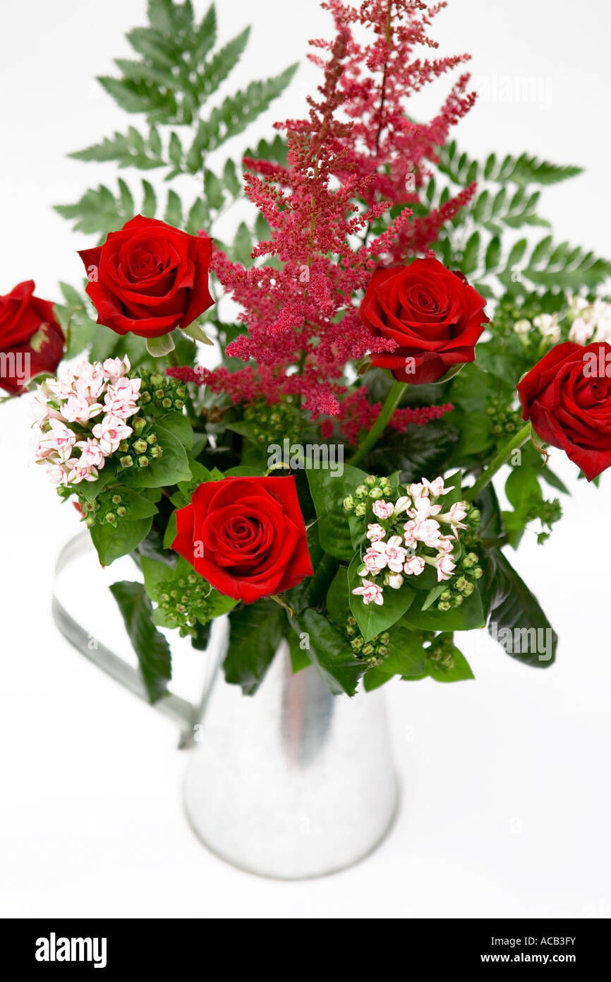 Bouquet de roses rouges dans un pot en métal Banque D'Images