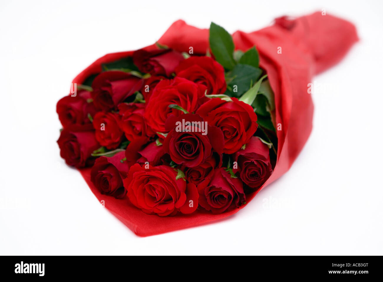 Bouquet de roses rouges enveloppées dans du papier de soie Banque D'Images