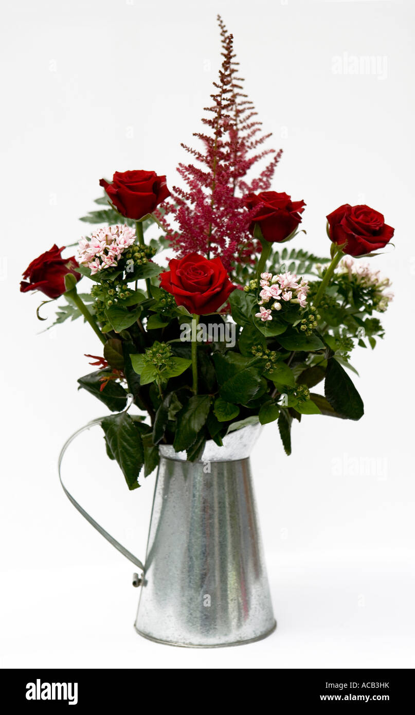 Bouquet de roses rouges dans un pot en métal Banque D'Images