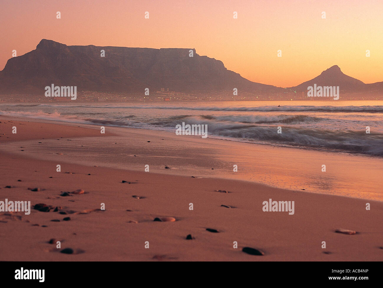 Table Mountain et Cape Town au coucher du soleil de la plage de Milnerton Afrique du Sud c'est une scène chaude moody colorés Banque D'Images