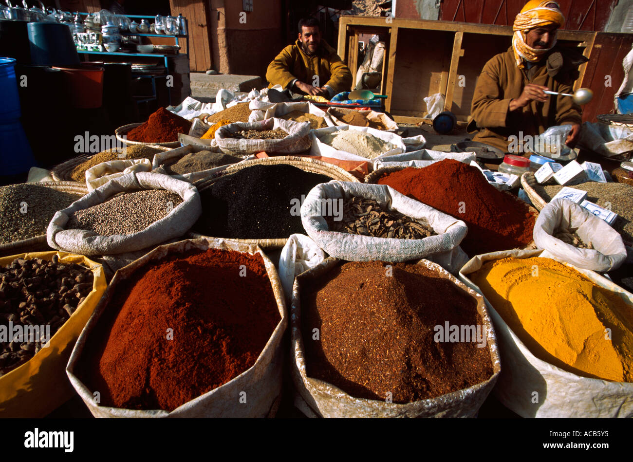 Épices en vente au Souk à Tafraout Maroc Banque D'Images