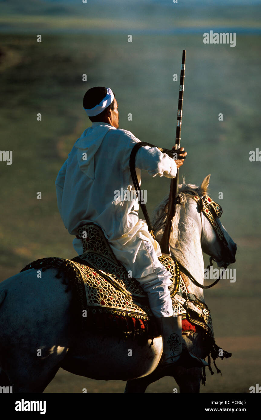 Cavalier marocain équitation dans un centre équestre fantasia au Maroc Banque D'Images