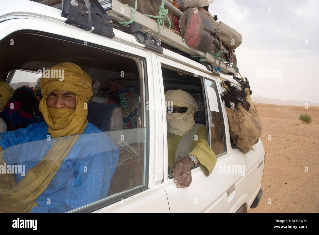 Un Landcruiser Touareg traverse le Ténéré vide déchets de l'Algérie Sahara central en route de Tamanrasset à Djanet Banque D'Images