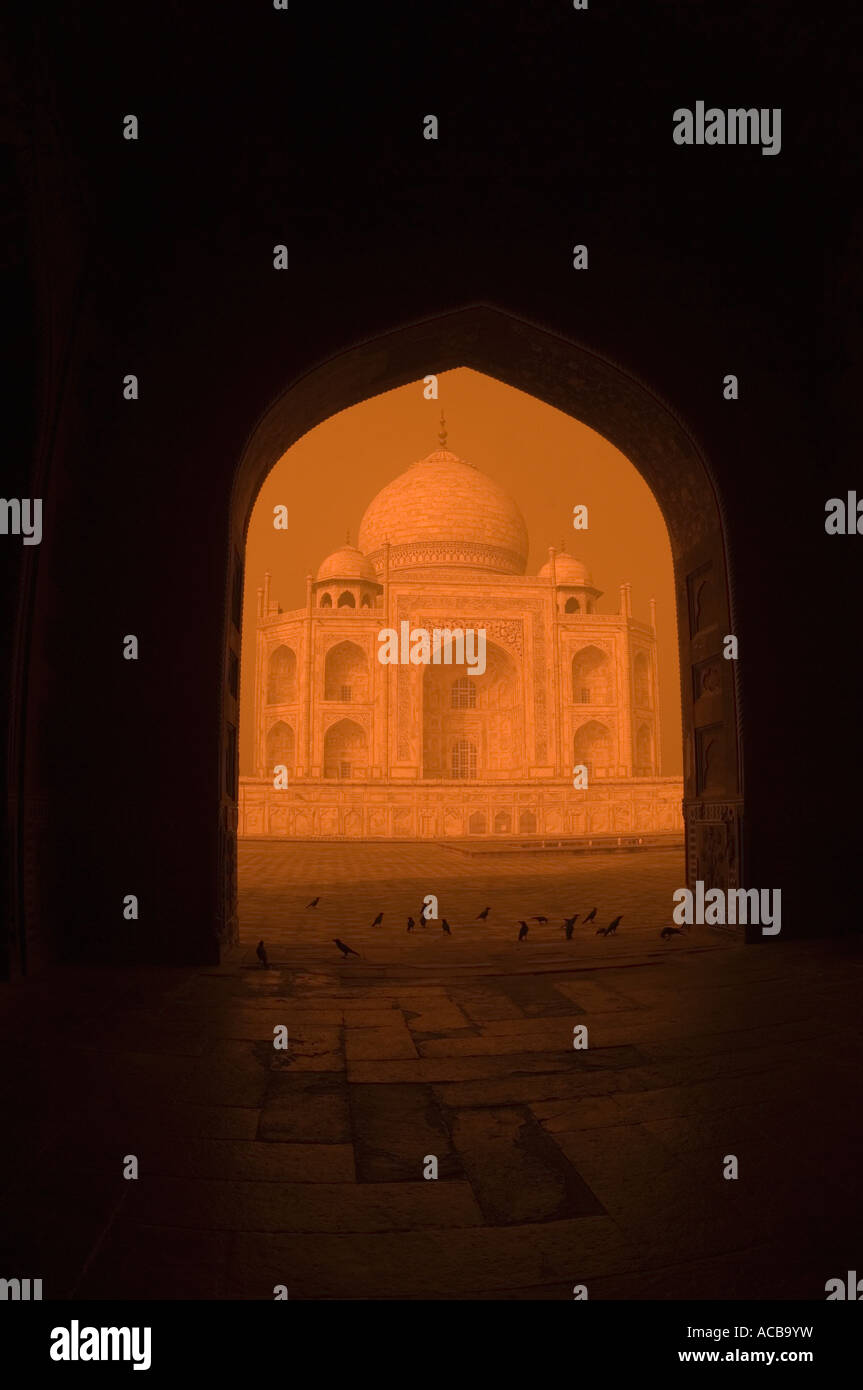 Façade d'un mausolée vue à travers une arche, Taj Mahal, Agra, Uttar Pradesh, Inde Banque D'Images