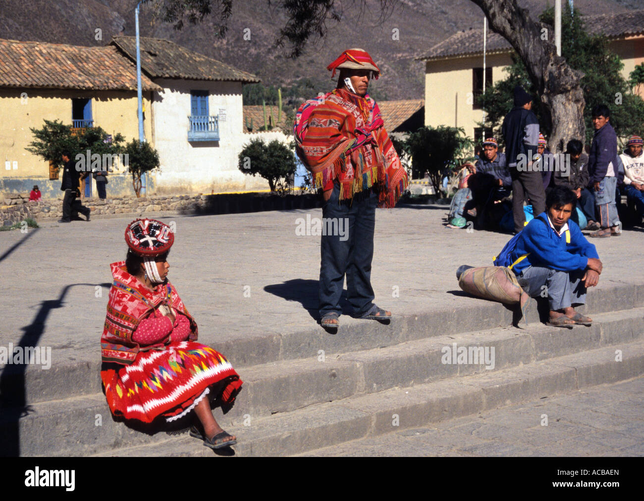 Les guides et les porteurs pour location à la place d'un village au début de la piste de l'Inca, Pérou Banque D'Images