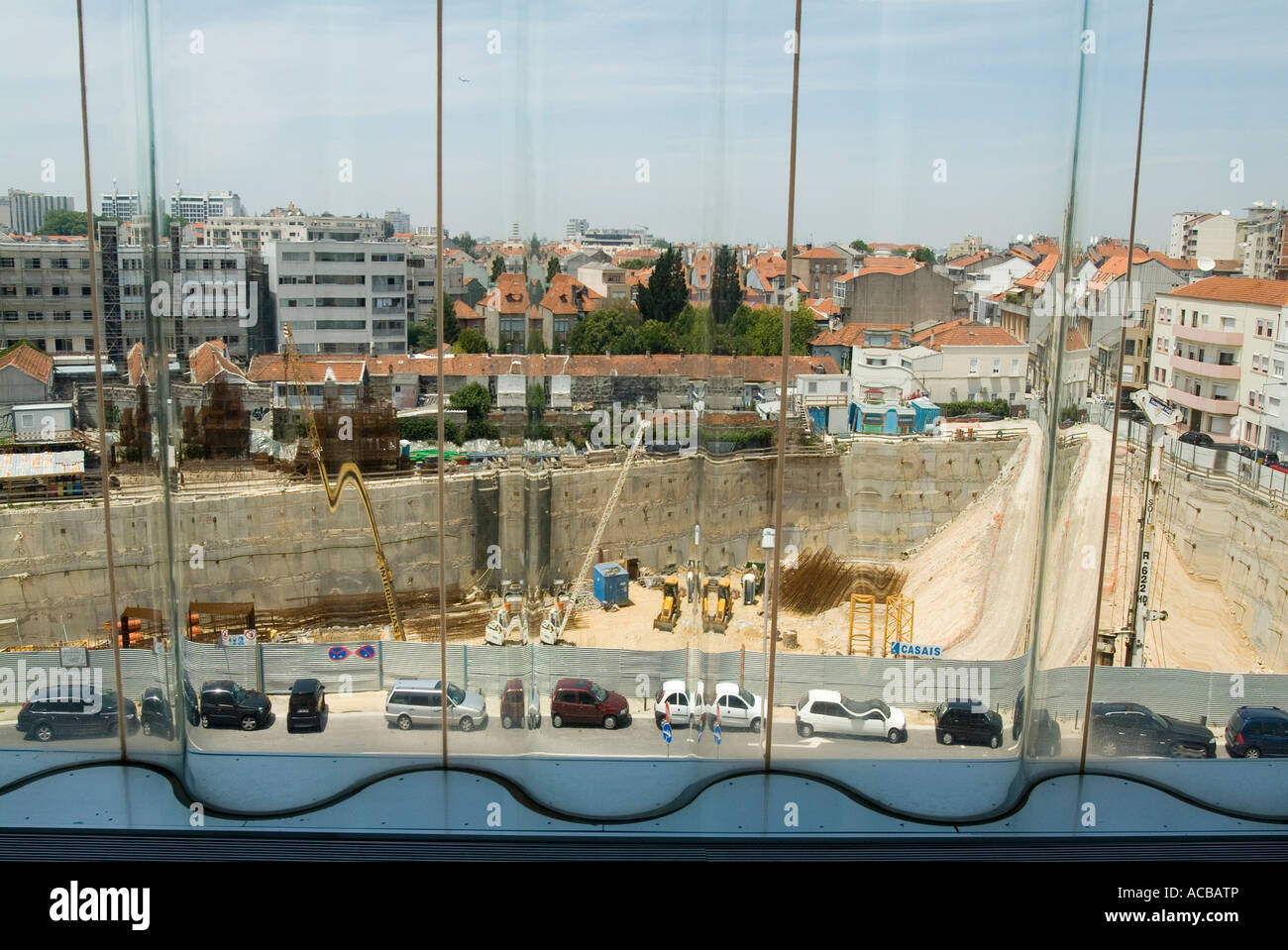 Vue depuis une fenêtre dans la Casa da Musica de Porto par l'architecte néerlandais Rem Koolhaas Banque D'Images