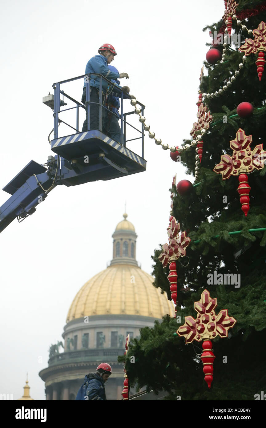 Saint-pétersbourg. Décorer les travailleurs de l'arbre de Noël géant installé sur la place Saint-Isaac. Banque D'Images