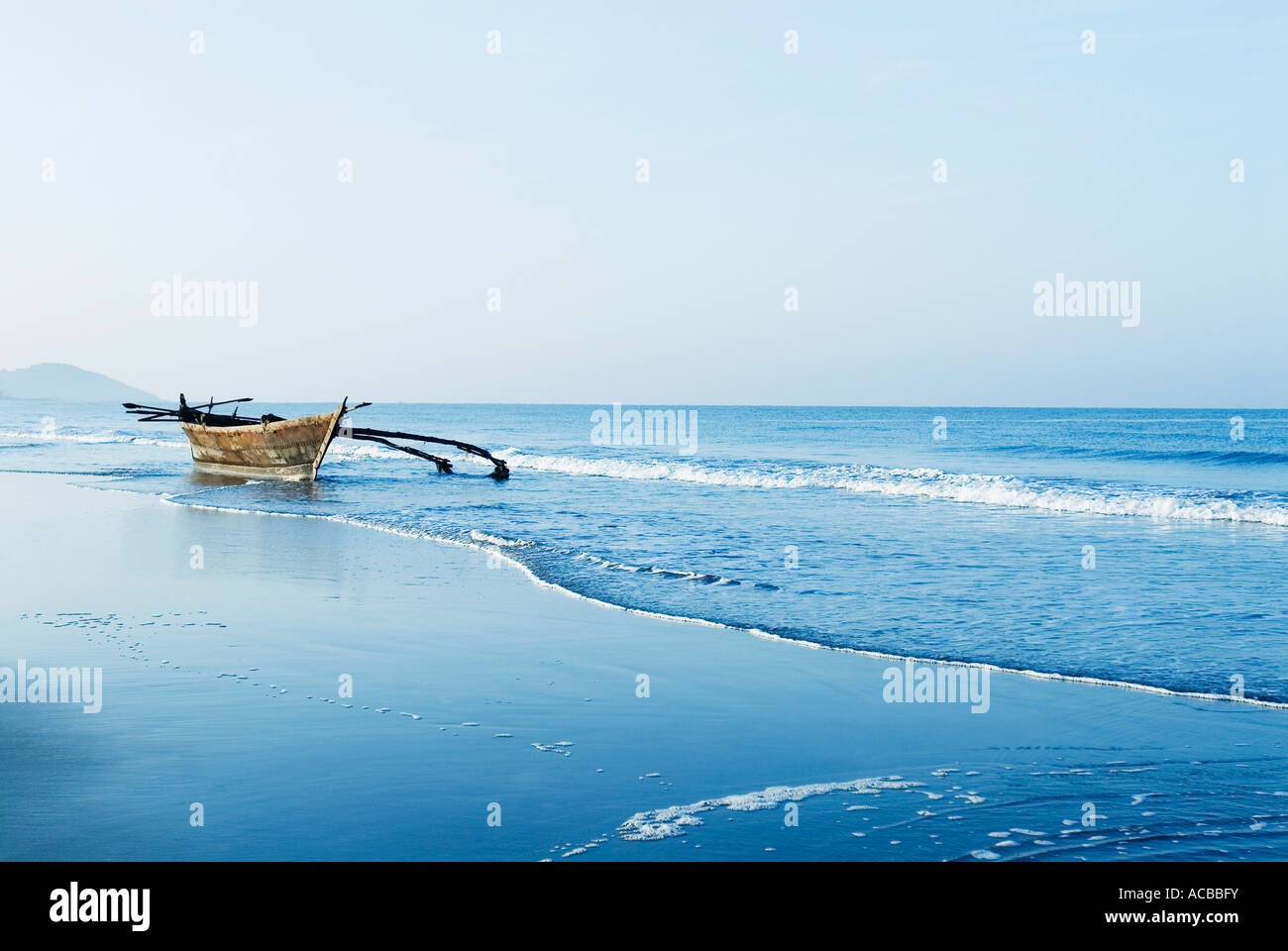 Bateau de pêche sur la plage, plage de Morjim, Goa, Inde Banque D'Images