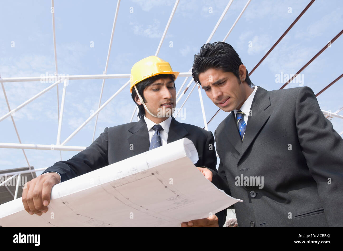 Deux architectes de discuter d'un plan sur un site de construction Banque D'Images