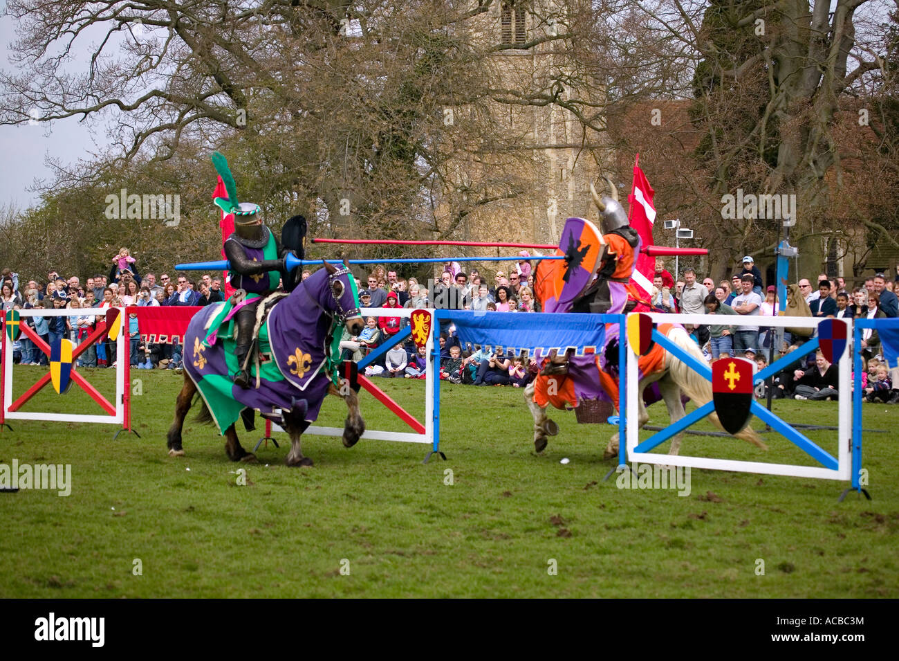 Deux chevaliers à cheval au cours d'un tournoi de joutes Banque D'Images