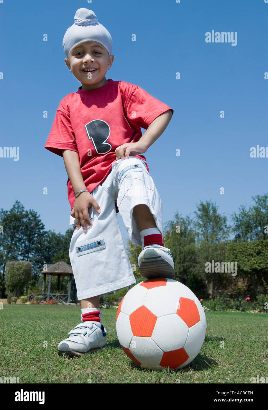 Portrait d'un garçon jouant avec un ballon de foot Banque D'Images