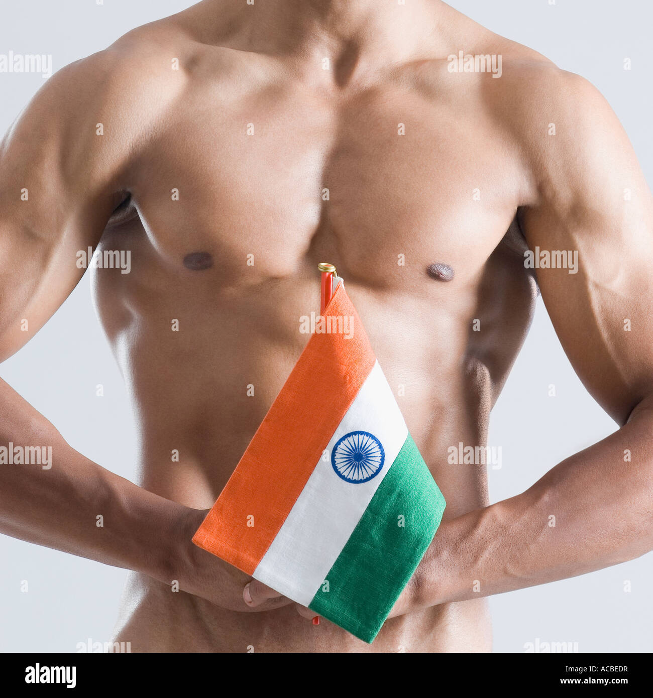 Mid section Vue d'un jeune homme tenant un drapeau indien Banque D'Images