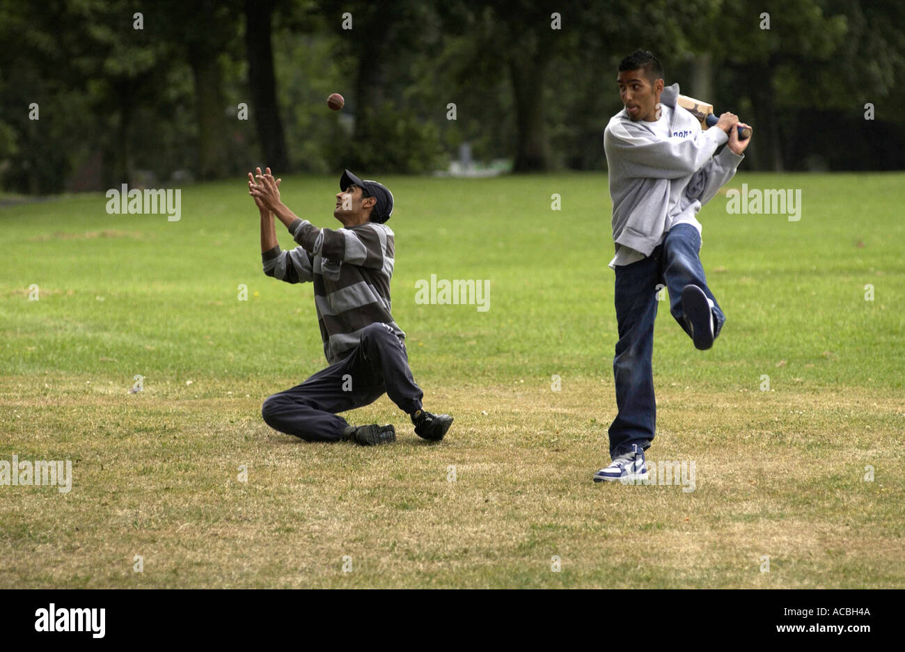 Zahid Hussain Khadam Bostan jouer au cricket en contre Flatts Park Beeston Leeds 1507 05 Photos par John Robertson Banque D'Images