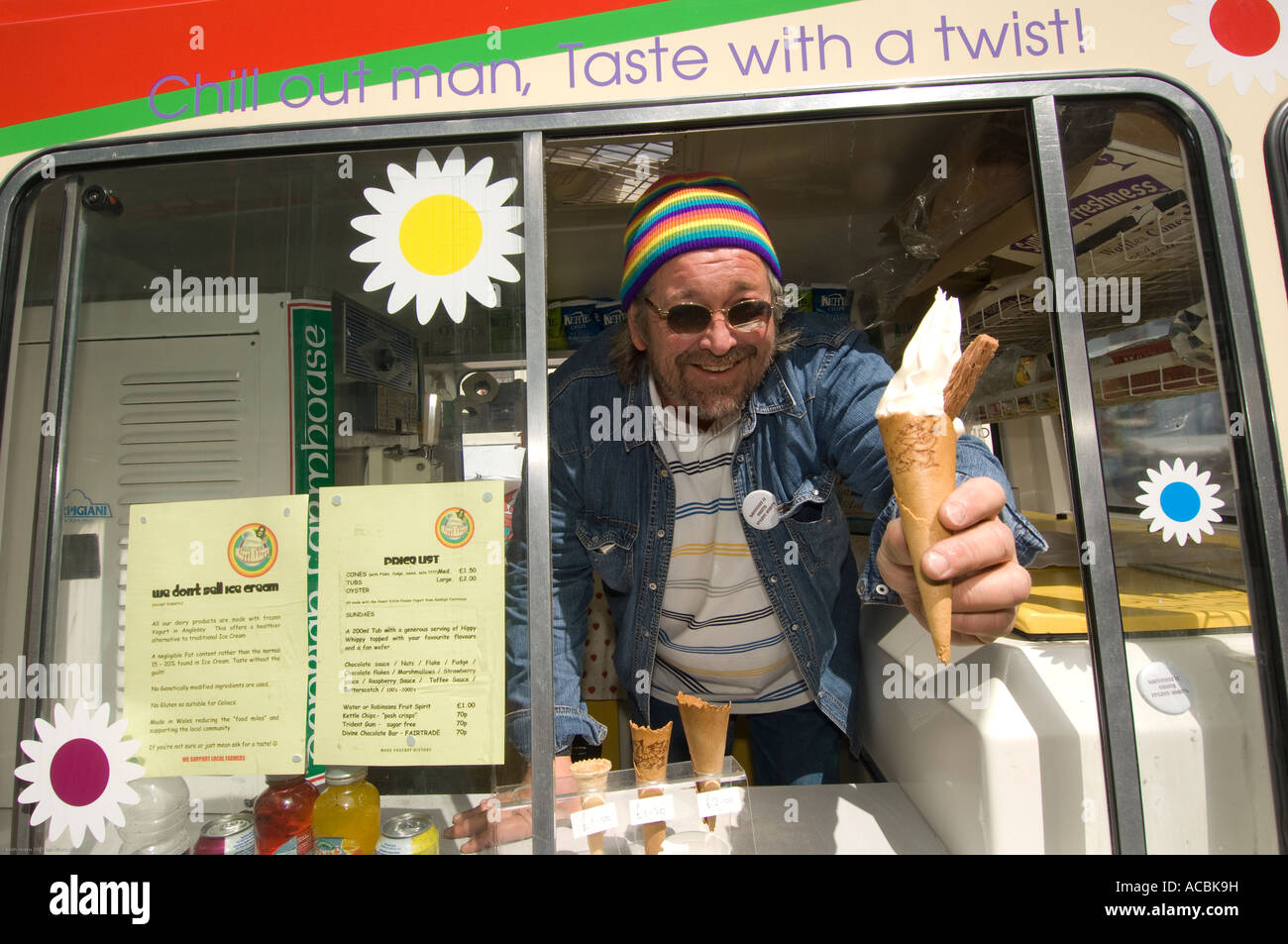 Mr Whippy hippie homme vendant le yogourt glacé de sa crème glacée van sur l'Machynlleth Powys Pays de Galles UK Banque D'Images