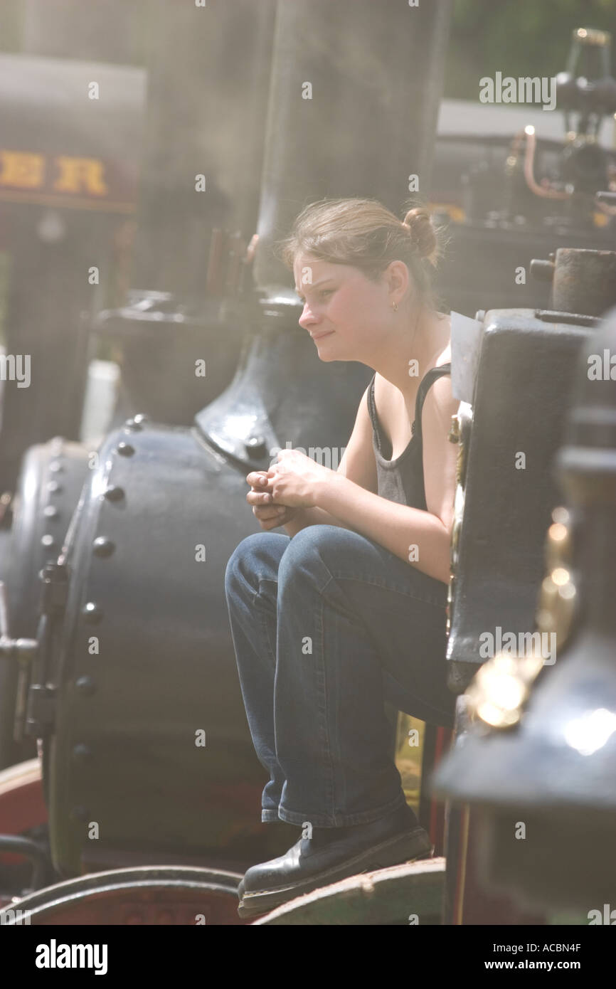 Femme assise entre les moteurs de traction à vapeur UK Norfolk Banque D'Images