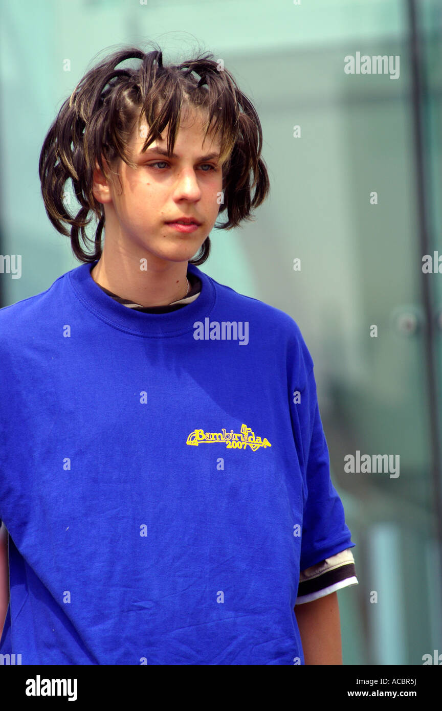 Garçon en tee-shirt bleu avec des cheveux bouclés dreadlock Banque D'Images