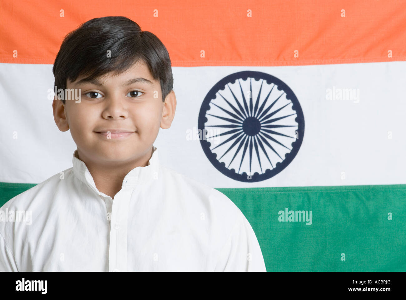 Portrait of a Boy smiling in avant de la drapeau indien Banque D'Images