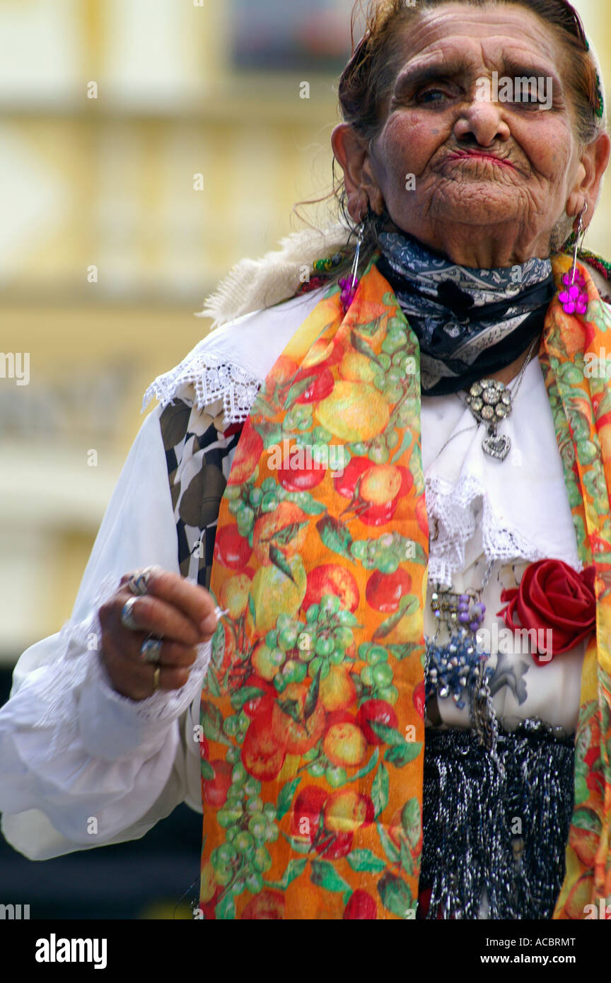 Vieille gitane dans l'usure traditionnelle en plein air de danse sur la rue Banque D'Images